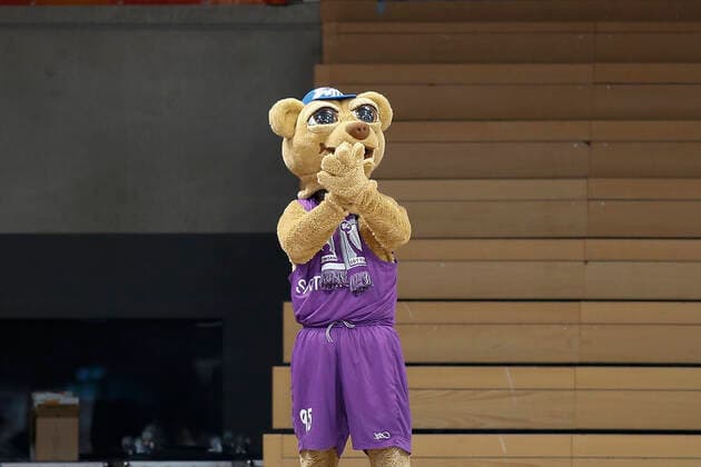 Deutschland , Goettingen, Sparkassen-Arena (GoeSF), 11.04.2021, emspor, emonline, despor, deonline, BG Goettingen vs. s.Oliver Wuerzburg, easyCredit BBL, 27. Spieltag Bild: Maskottchen Zuffi (BG Goettingen) freut sich ueber den Sieg Copyright: HMBxMedia JulienxBecker