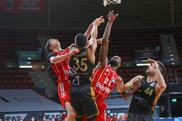 11 Vladimir Lucic, 21 James Gist (FCBB) rot, gegen 44 Benedikt TurudiÄ‡, 35 Karim Jallow (Braunschweig) Basketball, 1. Bundesliga, BBL, FC Bayern München, Basketball Loewen Braunschweig im Audi Dome, 11.04.2021 FOTO: Mladen Lackovic LakoPress