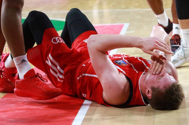 Leon Radosevic (FCBB) verletzt, am Boden, Basketball, 1. Bundesliga, BBL, FC Bayern München, Basketball Loewen Braunschweig im Audi Dome, 11.04.2021 FOTO: Mladen Lackovic LakoPress