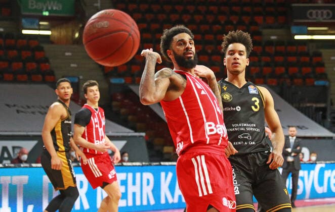 4 Dennis Jerome Seeley (FCBB) rot, gegen 3 Garai Zeeb (Braunschweig) Basketball, 1. Bundesliga, BBL, FC Bayern München, Basketball Loewen Braunschweig im Audi Dome, 11.04.2021 FOTO: Mladen Lackovic LakoPress