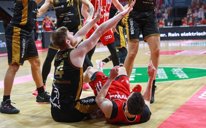 11 Vladimir Lucic (FCBB) rot, gegen 4 Luc van Slooten (Braunschweig) Basketball, 1. Bundesliga, BBL, FC Bayern München, Basketball Loewen Braunschweig im Audi Dome, 11.04.2021 FOTO: Mladen Lackovic LakoPress