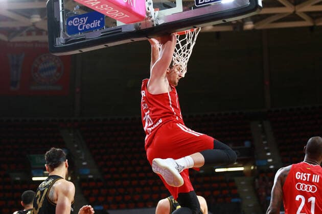 16 Paul Zipser (FCBB) hängt am Korb Basketball, 1. Bundesliga, BBL, FC Bayern München, Basketball Loewen Braunschweig im Audi Dome, 11.04.2021 FOTO: Mladen Lackovic LakoPress