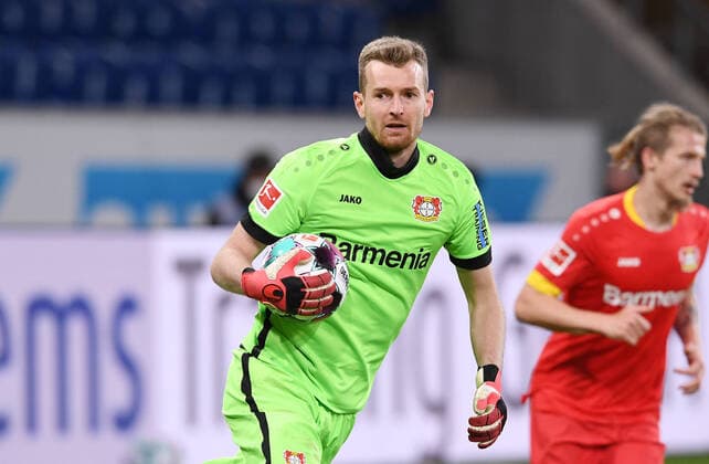 Fussball 1. Bundesliga Saison 2020 2021 28. Spieltag TSG 1899 Hoffenheim - Bayer 04 Leverkusen 12.04.2021 Torwart Lukas Hradecky (Bayer 04 Leverkusen) mit Ball *** Football 1 Bundesliga Season 2020 2021 28 Matchday TSG 1899 Hoffenheim Bayer 04 Leverkusen 12 04 2021 Goalkeeper Lukas Hradecky Bayer 04 Leverkusen with Ball