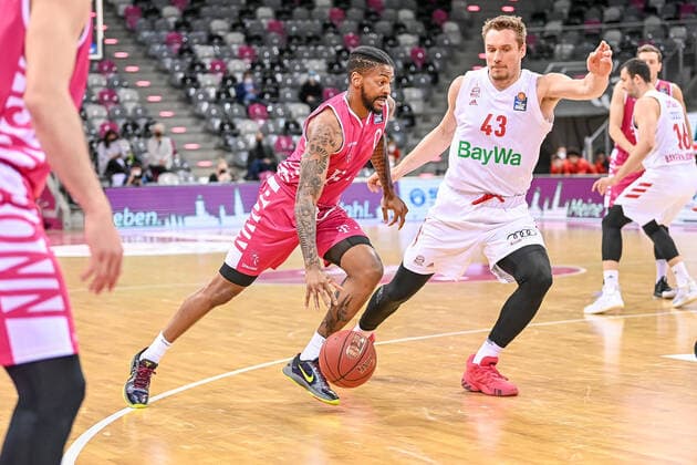 easyCredit BBL, Telekom Baskets Bonn vs. FC Bayern München Basketball, 13.04.2021 Alex Hamilton (Telekom Baskets Bonn 0), Leon Radosevic (FC Bayern München Basketball 43), easyCredit BBL, Telekom Baskets Bonn vs. FC Bayern München Basketball am 13.04.2021 im Telekom Dome Bonn, Bonn (Nordrhein-Westfalen) Copyright: xBEAUTIFULxSPORTS Mueller-Laschetx