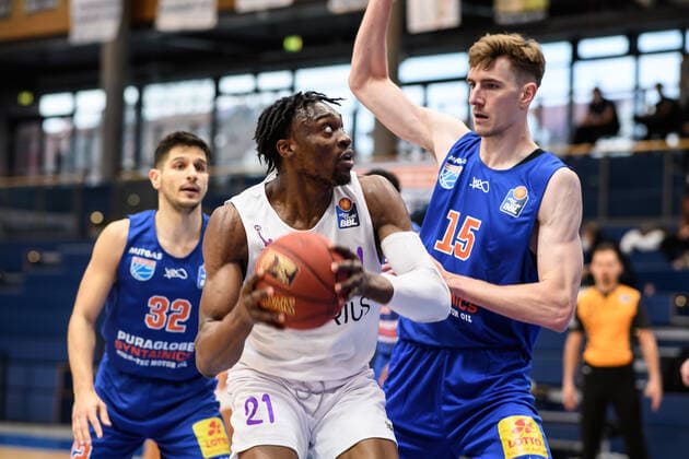 BG Göttingen - Syntainics MBC 13.04.2021, Basketball-Bundesliga easyCredit-BBL, Saison 2020 2021, Hauptrunde, BG Göttingen - Syntainics MBC. Göttingens Tai Odiase (l) spielt gegen Weißenfels Philipp Hartwich. Weißenfels Sachsen-Anhalt Deutschland