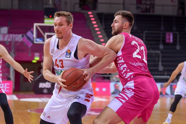 easyCredit BBL, Telekom Baskets Bonn vs. FC Bayern München Basketball, 13.04.2021 Leon Radosevic (FC Bayern München Basketball 43) im Zweikampf mit Leon Kratzer (Telekom Baskets Bonn, 21), easyCredit BBL, Telekom Baskets Bonn vs. FC Bayern München Basketball am 13.04.2021 im Telekom Dome Bonn, Bonn (Nordrhein-Westfalen) Copyright: xBEAUTIFULxSPORTS Mueller-Laschetx