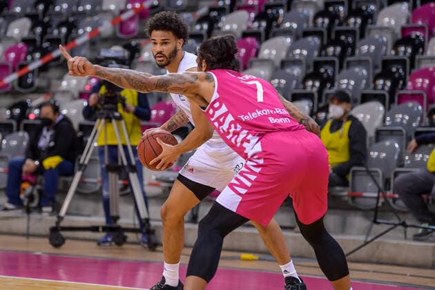 easyCredit BBL, Telekom Baskets Bonn vs. FC Bayern München Basketball, 13.04.2021 Nick Weiler-Babb (FC Bayern München Basketball 0) im Zweikampf mit Chris Babb (Telekom Baskets Bonn, 7), easyCredit BBL, Telekom Baskets Bonn vs. FC Bayern München Basketball am 13.04.2021 im Telekom Dome Bonn, Bonn (Nordrhein-Westfalen) Copyright: xBEAUTIFULxSPORTS Mueller-Laschetx