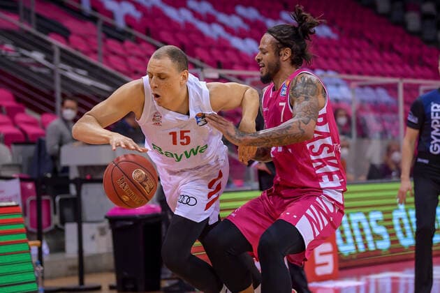 easyCredit BBL, Telekom Baskets Bonn vs. FC Bayern München Basketball, 13.04.2021 Robin Amaize (FC Bayern München Basketball 15) im Zweikampf mit Chris Babb (Telekom Baskets Bonn, 7), easyCredit BBL, Telekom Baskets Bonn vs. FC Bayern München Basketball am 13.04.2021 im Telekom Dome Bonn, Bonn (Nordrhein-Westfalen) Copyright: xBEAUTIFULxSPORTS Mueller-Laschetx
