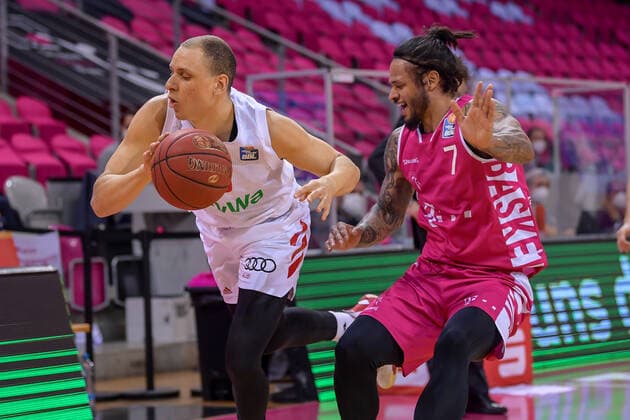 easyCredit BBL, Telekom Baskets Bonn vs. FC Bayern München Basketball, 13.04.2021 Robin Amaize (FC Bayern München Basketball 15) im Zweikampf mit Chris Babb (Telekom Baskets Bonn, 7), easyCredit BBL, Telekom Baskets Bonn vs. FC Bayern München Basketball am 13.04.2021 im Telekom Dome Bonn, Bonn (Nordrhein-Westfalen) Copyright: xBEAUTIFULxSPORTS Mueller-Laschetx