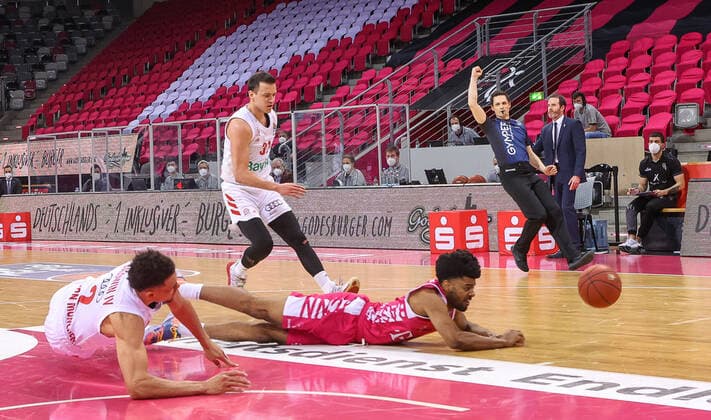 Jalen Hudson (TB Bonn 6) und Wade Baldwin (Bayern Muenchen 2), Telekom Baskets Bonn vs. Bayern Muenchen, Basketball, 1. Easy Credit- Bundesliga, 30. Spieltag, 13.04.2021, Telekom Baskets Bonn vs. Bayern Muenchen, Basketball, 1. Easy Credit- Bundesliga, 30. Spieltag, 13.04.2021 Bonn Copyright: xJoergxNiebergall Eibner-Pressefox EP_JNL