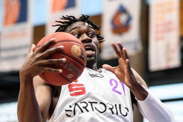 BG Göttingen - Syntainics MBC 13.04.2021, Basketball-Bundesliga easyCredit-BBL, Saison 2020 2021, Hauptrunde, BG Göttingen - Syntainics MBC. Göttingens Tai Odiase mit Ball. Weißenfels Sachsen-Anhalt Deutschland