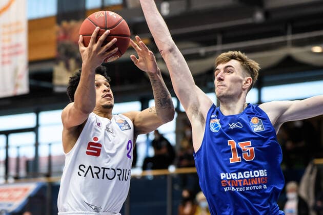 BG Göttingen - Syntainics MBC 13.04.2021, Basketball-Bundesliga easyCredit-BBL, Saison 2020 2021, Hauptrunde, BG Göttingen - Syntainics MBC. Göttingens Nelson Weidemann (l) spielt gegen Weißenfels Philipp Hartwich. Weißenfels Sachsen-Anhalt Deutschland