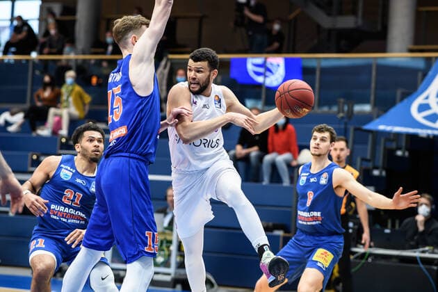 BG Göttingen - Syntainics MBC 13.04.2021, Basketball-Bundesliga easyCredit-BBL, Saison 2020 2021, Hauptrunde, BG Göttingen - Syntainics MBC. Göttingens Luke Nelson (M) spielt gegen Weißenfels Philipp Hartwich (l). Weißenfels Sachsen-Anhalt Deutschland