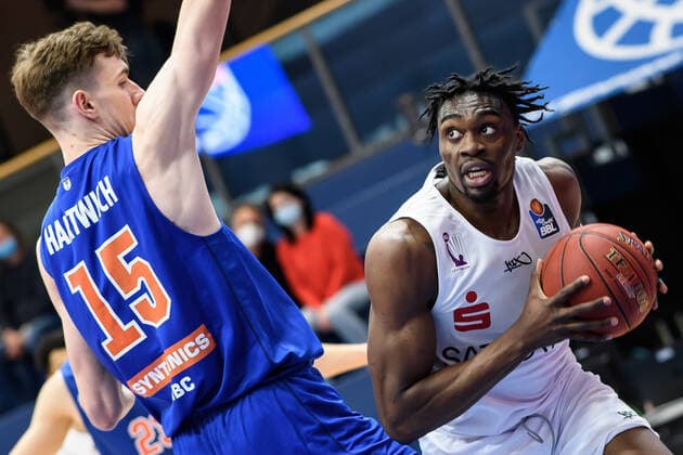 BG Göttingen - Syntainics MBC 13.04.2021, Basketball-Bundesliga easyCredit-BBL, Saison 2020 2021, Hauptrunde, BG Göttingen - Syntainics MBC. Göttingens Tai Odiase (r) spielt gegen Weißenfels Philipp Hartwich. Weißenfels Sachsen-Anhalt Deutschland