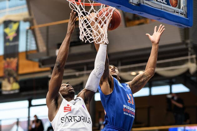 BG Göttingen - Syntainics MBC 13.04.2021, Basketball-Bundesliga easyCredit-BBL, Saison 2020 2021, Hauptrunde, BG Göttingen - Syntainics MBC. Göttingens Tai Odiase (l) spielt gegen Weißenfels Kyndahl Hill. Weißenfels Sachsen-Anhalt Deutschland