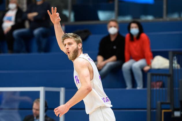 BG Göttingen - Syntainics MBC 13.04.2021, Basketball-Bundesliga easyCredit-BBL, Saison 2020 2021, Hauptrunde, BG Göttingen - Syntainics MBC. Göttingens Mathis Mönninghoff gestikuliert nach einem Drei-Punkte-Wurf. Weißenfels Sachsen-Anhalt Deutschland