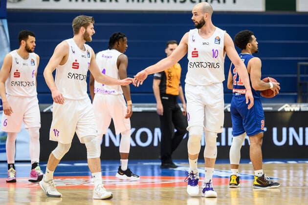 BG Göttingen - Syntainics MBC 13.04.2021, Basketball-Bundesliga easyCredit-BBL, Saison 2020 2021, Hauptrunde, BG Göttingen - Syntainics MBC. Göttingens Mathis Mönninghoff (l) und Göttingens Dennis Kramer klatschen ab. Weißenfels Sachsen-Anhalt Deutschland