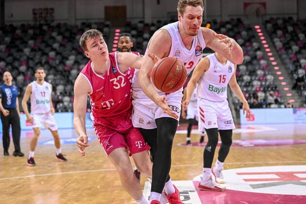 easyCredit BBL, Telekom Baskets Bonn vs. FC Bayern München Basketball, 13.04.2021 Simonas Lukosius (Telekom Baskets Bonn 32), Leon Radosevic (FC Bayern München Basketball 43) easyCredit BBL, Telekom Baskets Bonn vs. FC Bayern München Basketball am 13.04.2021 im Telekom Dome Bonn, Bonn (Nordrhein-Westfalen) Copyright: xBEAUTIFULxSPORTS Mueller-Laschetx