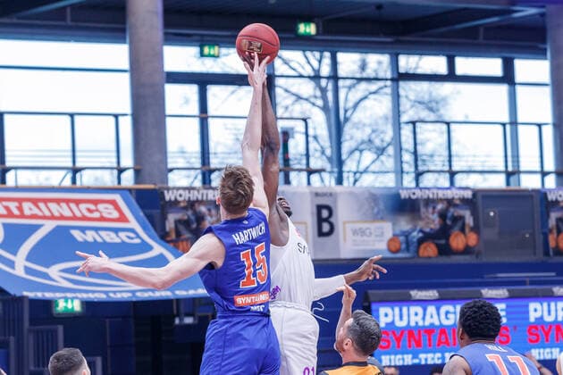 von links: Philipp Hartwich (Syntainics MBC, 15), Tai Odiase (BG Goettingen, 21) beim beim Tip Off, Sprungball, 4 13 2021, Weissenfels (Deutschland), Basketball, easyCredit Basketball-Bundesliga, Syntainics MBC - BG Goettingen