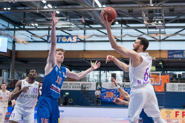 Syntainics MBC - BG Goettingen, Basketball, Bundesliga, Maenner, 2020 2021, 28. Spieltag, 13.04.2021, v.l.: Tai Odiase (Goettingen, 21), Philipp Hartwich (MBC, 12), Luke Nelson (Goettingen, 6). Syntainics MBC - BG Goettingen, Basketball, Bundesliga, Maenner, 2020 2021, 28. Spieltag, 13.04.2021, Weissenfels