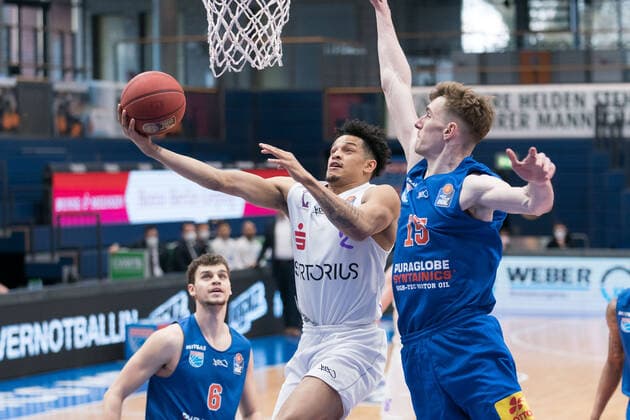 Syntainics MBC - BG Goettingen, Basketball, Bundesliga, Maenner, 2020 2021, 28. Spieltag, 13.04.2021, v.l.: Marko Krstanovic (MBC, 6), Nelson Weidemann (Goettingen, 2), Philipp Hartwich (MBC, 12). Syntainics MBC - BG Goettingen, Basketball, Bundesliga, Maenner, 2020 2021, 28. Spieltag, 13.04.2021, Weissenfels