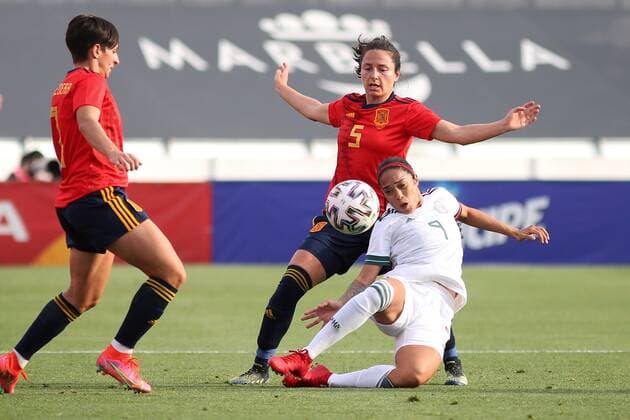 Spain s Ivana Andres (C) in action against Mexico s Rena Cuellar (R) during the International Friendly, Länderspiel, Nationalmannschaft women soccer match between Spain and Mexico held at Antonio Lorenzo Cuevas, in Marbella, Malaga, southern Spain, 13 April 2021. Spain vs Mexico !ACHTUNG: NUR REDAKTIONELLE NUTZUNG!  Copyright: xDanielxPerezx GRAF3702 20210413-637539417245154551
