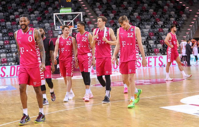 Alex Hamilton (TB Bonn 0) und seine Mitspieler nach dem Schlusspfiff, Telekom Baskets Bonn vs. Bayern Muenchen, Basketball, 1. Easy Credit- Bundesliga, 30. Spieltag, 13.04.2021, Telekom Baskets Bonn vs. Bayern Muenchen, Basketball, 1. Easy Credit- Bundesliga, 30. Spieltag, 13.04.2021 Bonn Copyright: xJoergxNiebergall Eibner-Pressefox EP_JNL