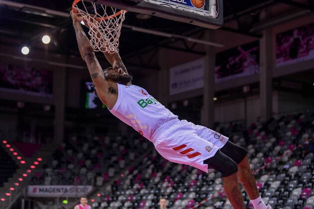 Sport Themen der Woche KW15 Sport Bilder des Tages easyCredit BBL, Telekom Baskets Bonn vs. FC Bayern München Basketball, 13.04.2021 Jalen Reynolds (FC Bayern München Basketball 8) beim Dunking, easyCredit BBL, Telekom Baskets Bonn vs. FC Bayern München Basketball am 13.04.2021 im Telekom Dome Bonn, Bonn (Nordrhein-Westfalen) Copyright: xBEAUTIFULxSPORTS Mueller-Laschetx