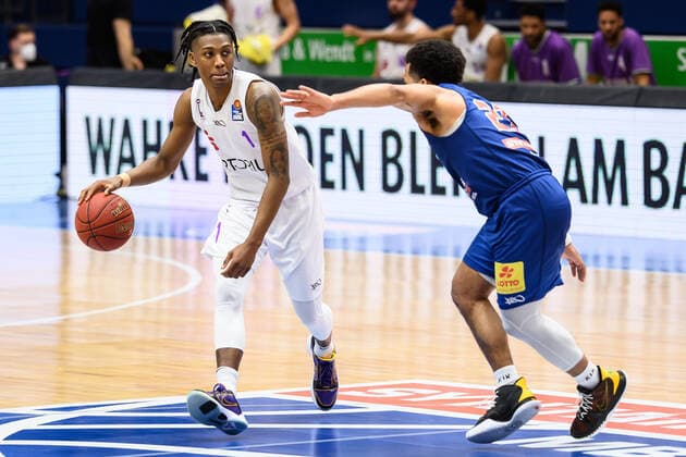BG Göttingen - Syntainics MBC 13.04.2021, Basketball-Bundesliga easyCredit-BBL, Saison 2020 2021, Hauptrunde, BG Göttingen - Syntainics MBC. Göttingens Deishuan Booker (l) spielt gegen Weißenfels Quinton Hooker. Weißenfels Sachsen-Anhalt Deutschland