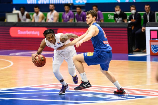 BG Göttingen - Syntainics MBC 13.04.2021, Basketball-Bundesliga easyCredit-BBL, Saison 2020 2021, Hauptrunde, BG Göttingen - Syntainics MBC. Göttingens Deishuan Booker (l) spielt gegen Weißenfels Marko Krstanovic. Weißenfels Sachsen-Anhalt Deutschland