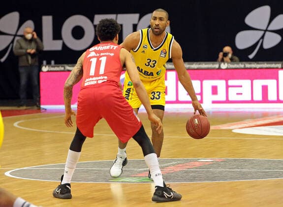 13.04.2021, xovx, Basketball BBL, JobStairs Gießen 46ers - Alba Berlin v.l. Diante Garrett (Gießen 46ers), Jayson Granger (Alba Berlin) emspor Gießen
