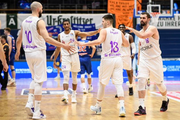 BG Göttingen - Syntainics MBC 13.04.2021, Basketball-Bundesliga easyCredit-BBL, Saison 2020 2021, Hauptrunde, BG Göttingen - Syntainics MBC. Göttingens Rihards Lomazs (M) klatscht ab. Weißenfels Sachsen-Anhalt Deutschland