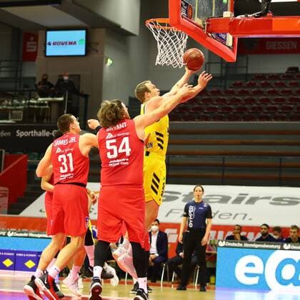 Luke Sikma (Berlin) zieht gegen Scottie James Jr. (Giessen, links) und John Bryant (Giessen) zum Korb Jobstairs Giessen 46ers vs Alba Berlin, Basketball, easyCredit BBL, 13.04.2021 Jobstairs Giessen 46ers vs Alba Berlin, Basketball, easyCredit BBL, 13.04.2021 Giessen Copyright: xEibner-Pressefotox EP_RWS