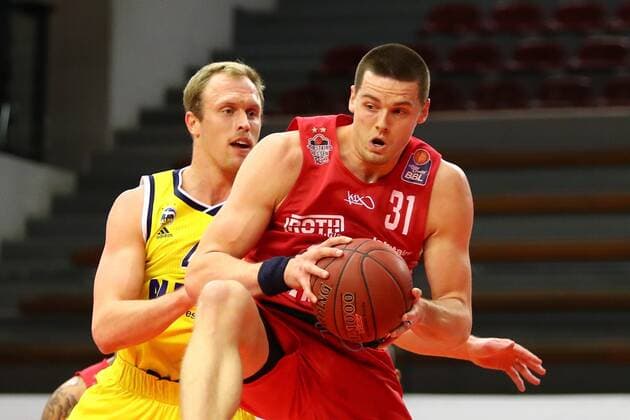 Scottie James Jr. (Giessen) im Zweikampf mit Luke Sikma (Berlin) Jobstairs Giessen 46ers vs Alba Berlin, Basketball, easyCredit BBL, 13.04.2021 Jobstairs Giessen 46ers vs Alba Berlin, Basketball, easyCredit BBL, 13.04.2021 Giessen Copyright: xEibner-Pressefotox EP_RWS