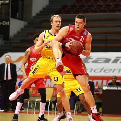 Scottie James Jr. (Giessen) im Zweikampf mit Luke Sikma (Berlin) Jobstairs Giessen 46ers vs Alba Berlin, Basketball, easyCredit BBL, 13.04.2021 Jobstairs Giessen 46ers vs Alba Berlin, Basketball, easyCredit BBL, 13.04.2021 Giessen Copyright: xEibner-Pressefotox EP_RWS