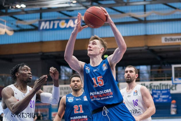 Syntainics MBC - BG Goettingen, Basketball, Bundesliga, Maenner, 2020 2021, 28. Spieltag, 13.04.2021, v.l.: Tai Odiase (Goettingen, 21), Quinton Hooker (MBC, 21), Philipp Hartwich (MBC, 15), Harper Kamp (Goettingen, 18). Syntainics MBC - BG Goettingen, Basketball, Bundesliga, Maenner, 2020 2021, 28. Spieltag, 13.04.2021, Weissenfels
