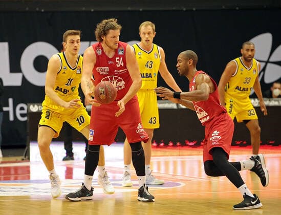 13.04.2021, xovx, Basketball BBL, JobStairs Gießen 46ers - Alba Berlin v.l. Tim Schneider (Alba Berlin), John Bryant (Gießen 46ers), Luke Sikma (Alba Berlin), Brandon Thomas (Gießen 46ers), Jayson Granger (Alba Berlin) emspor Gießen