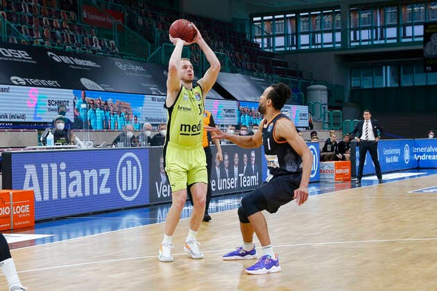 28. Spieltag der easyCredit BBL Basketball Bundesliga am 13.April 2021in der Oberfrankenhalle in Bayreuth Bayern Deutschland Saison 2020-2021 Medi Bayreuth gegen ratiopharm Ulm Osvaldas Olisevicius (Medi Bayreuth 31) links Demitrius Conger (ratiopharm Ulm 1) rechts
