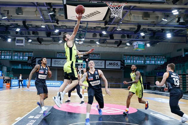 28. Spieltag der easyCredit BBL Basketball Bundesliga am 13.April 2021in der Oberfrankenhalle in Bayreuth Bayern Deutschland Saison 2020-2021 Medi Bayreuth gegen ratiopharm Ulm Bastian Doreth (Medi Bayreuth 10) links Dylan Osetkowski (ratiopharm Ulm 21) rechts