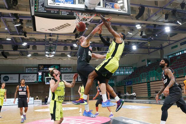 28. Spieltag der easyCredit BBL Basketball Bundesliga am 13.April 2021in der Oberfrankenhalle in Bayreuth Bayern Deutschland Saison 2020-2021 Medi Bayreuth gegen ratiopharm Ulm Dererk Pardon (Medi Bayreuth 0) rechts Dylan Osetkowski (ratiopharm Ulm 21) links