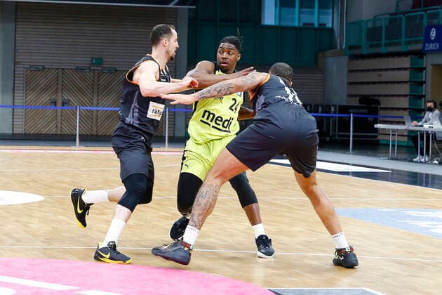 28. Spieltag der easyCredit BBL Basketball Bundesliga am 13.April 2021in der Oberfrankenhalle in Bayreuth Bayern Deutschland Saison 2020-2021 Medi Bayreuth gegen ratiopharm Ulm Frank Bartley (Medi Bayreuth 24) mitte John Petrucelli (ratiopharm Ulm 7) links Isaiah Wilkins (ratiopharm Ulm 11) rechts