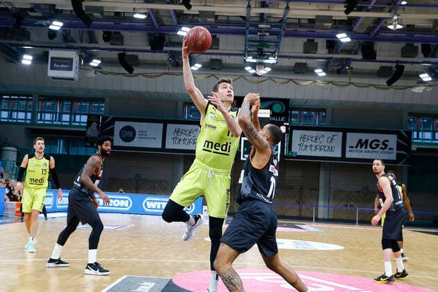 28. Spieltag der easyCredit BBL Basketball Bundesliga am 13.April 2021in der Oberfrankenhalle in Bayreuth Bayern Deutschland Saison 2020-2021 Medi Bayreuth gegen ratiopharm Ulm Andreas Seiferth (Medi Bayreuth 11) links Isaiah Wilkins (ratiopharm Ulm 11) rechts