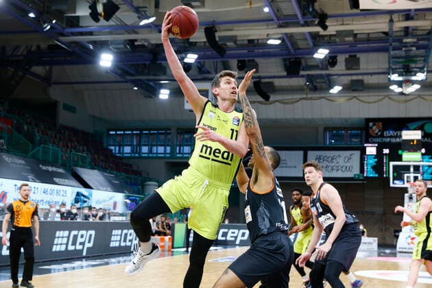 28. Spieltag der easyCredit BBL Basketball Bundesliga am 13.April 2021in der Oberfrankenhalle in Bayreuth Bayern Deutschland Saison 2020-2021 Medi Bayreuth gegen ratiopharm Ulm Andreas Seiferth (Medi Bayreuth 11) links Isaiah Wilkins (ratiopharm Ulm 11) rechts
