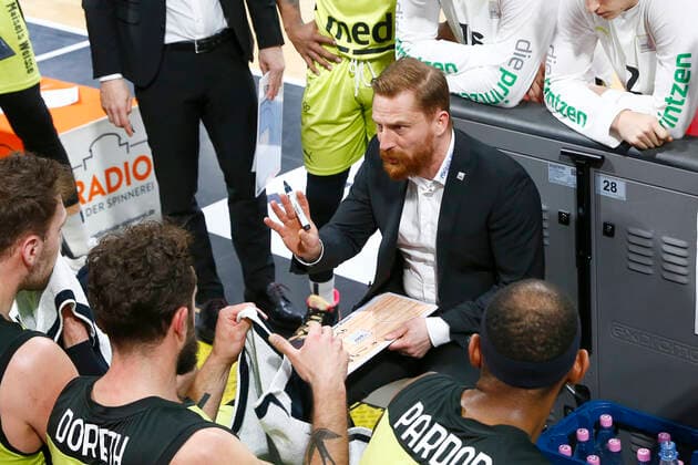 28. Spieltag der easyCredit BBL Basketball Bundesliga am 13.April 2021in der Oberfrankenhalle in Bayreuth Bayern Deutschland Saison 2020-2021 Medi Bayreuth gegen ratiopharm Ulm Lars Masell (Medi Bayreuth) Co-Trainer bei der Auszeit