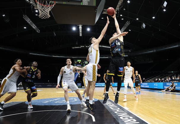 Jonas Wohlfarth-Bottermann (MHP Riesen Ludwigsburg) beim Korbwurf