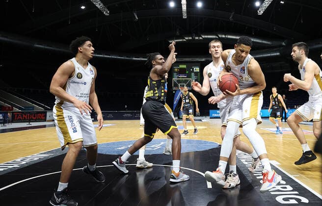 Rebound Karim Jallow (Basketball Loewen Braunschweig)