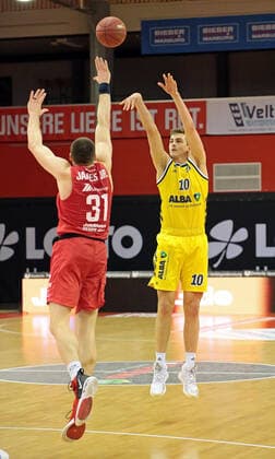 13.04.2021, xovx, Basketball BBL, JobStairs Gießen 46ers - Alba Berlin v.l. Scottie James Jr. (Gießen 46ers), Tim Schneider (Alba Berlin) emspor Gießen