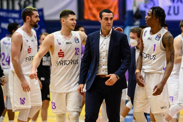 BG Göttingen - Syntainics MBC 13.04.2021, Basketball-Bundesliga easyCredit-BBL, Saison 2020 2021, Hauptrunde, BG Göttingen - Syntainics MBC. Göttingens Trainer Roel Moors (M) steht mit Göttingens Harper Kamp, Göttingens Rihards Lomazs und Göttingens Deishuan Booker zusammen. Weißenfels Sachsen-Anhalt Deutschland