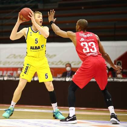 Niels Giffey (Berlin) gegen Brandon Thomas (Giessen) Jobstairs Giessen 46ers vs Alba Berlin, Basketball, easyCredit BBL, 13.04.2021 Jobstairs Giessen 46ers vs Alba Berlin, Basketball, easyCredit BBL, 13.04.2021 Giessen Copyright: xEibner-Pressefotox EP_RWS