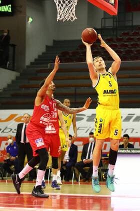 Niels Giffey (Berlin) zieht zum Korb, links: Diante Garrett (Giessen) Jobstairs Giessen 46ers vs Alba Berlin, Basketball, easyCredit BBL, 13.04.2021 Jobstairs Giessen 46ers vs Alba Berlin, Basketball, easyCredit BBL, 13.04.2021 Giessen Copyright: xEibner-Pressefotox EP_RWS